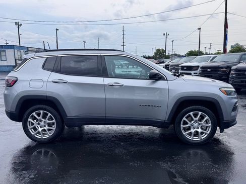 Used 2023 Jeep Compass Latitude w/ Sun and Sound Group AWD/4WD image 8
