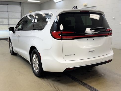 Used 2024 Chrysler Pacifica Touring-L image 7