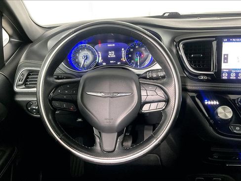 Used 2020 Chrysler Pacifica Limited w/ Advanced Safetytec Group FWD image 5