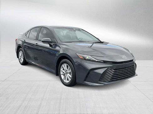 Used 2025 Toyota Camry LE image 2