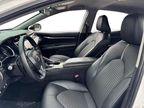 Used 2020 Toyota Camry SE w/ Carpet Mat Package FWD image 9