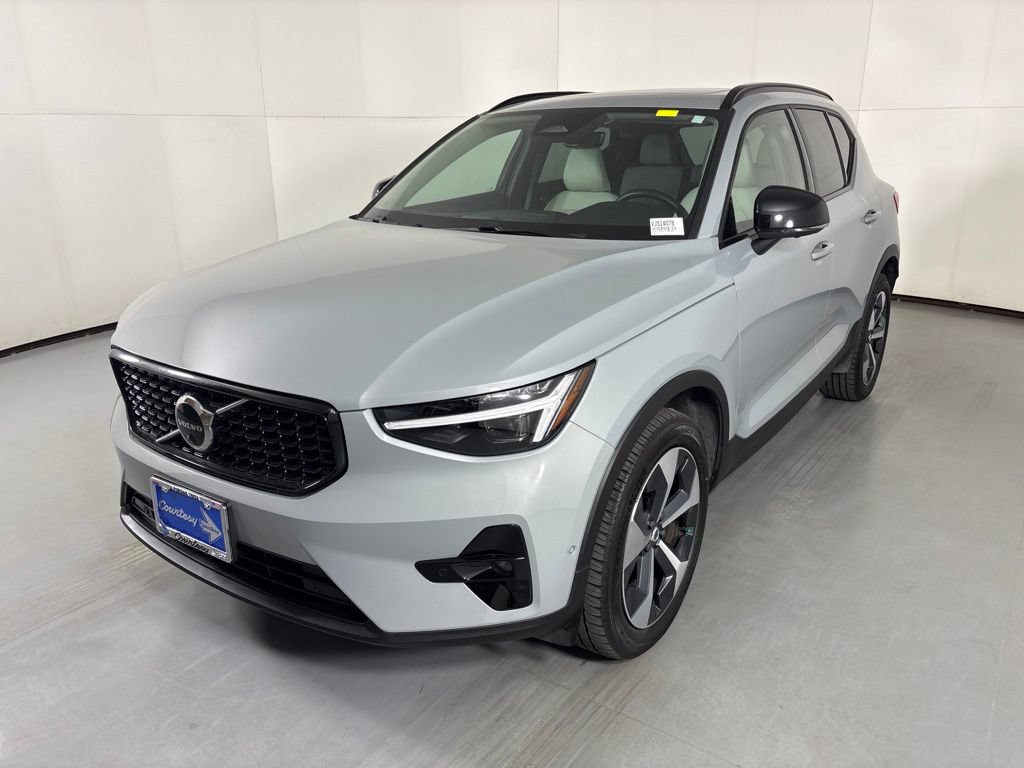 Used 2026 Volvo XC40 B5 Plus AWD/4WD image 4