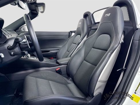 Used 2021 Porsche 718 Boxster RWD image 11