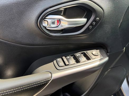 Used 2019 Jeep Cherokee Limited AWD/4WD image 12