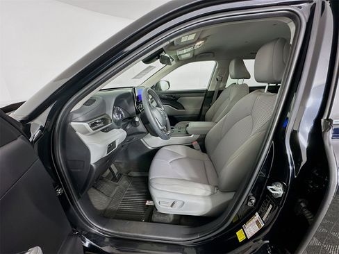 Certified 2023 Toyota Highlander L image 19