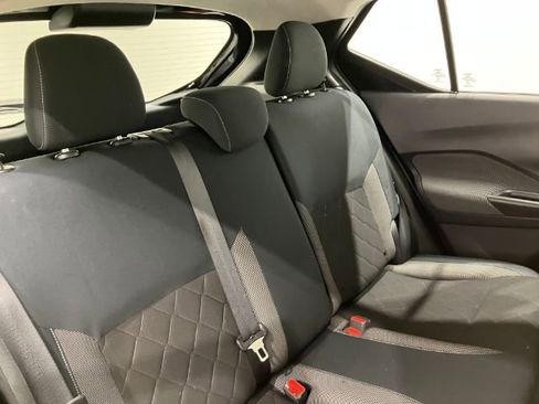 Used 2019 Nissan Kicks S image 40