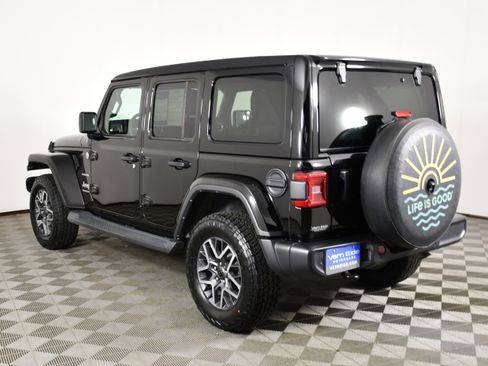 Used 2024 Jeep Wrangler Unlimited Sahara w/ Technology Group AWD/4WD image 8
