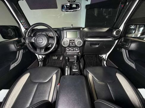 Used 2018 Jeep Wrangler Unlimited Rubicon w/ Connectivity Group AWD/4WD image 19
