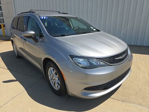 Used 2017 Chrysler Pacifica Touring FWD image 2