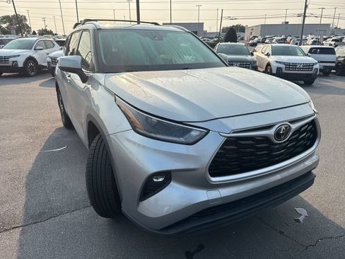 Used 2021 Toyota Highlander XLE AWD/4WD image 4