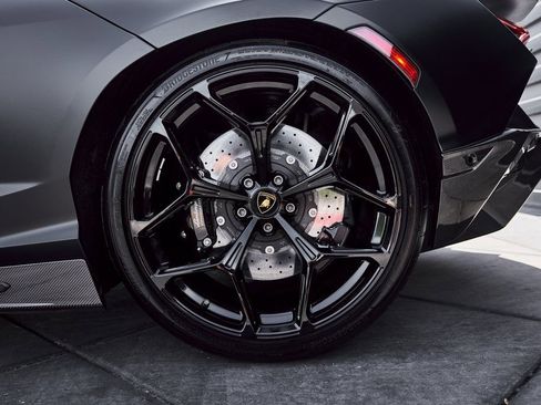 Used 2025 Lamborghini Revuelto image 29