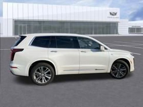 Used 2024 Cadillac XT6 Premium Luxury image 4