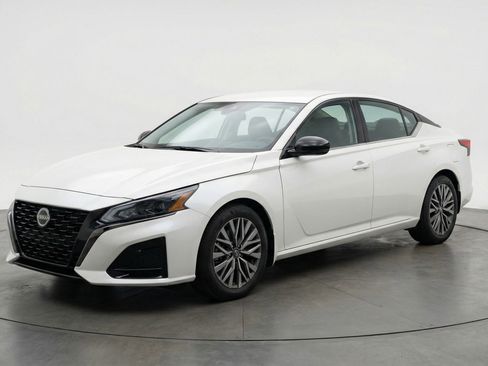 Used 2025 Nissan Altima 2.5 SV FWD image 3
