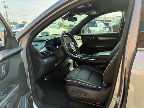 Used 2025 Buick Enclave Preferred FWD image 2