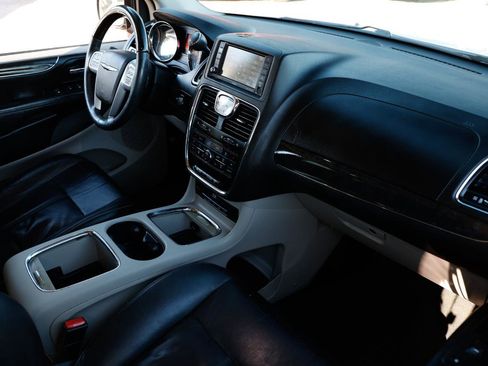 Used 2015 Chrysler Town & Country Limited Platinum w/ Trailer Tow Group image 18