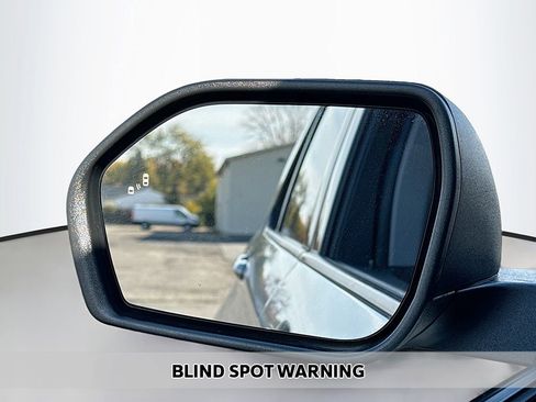 Used 2022 Ford Explorer XLT image 3