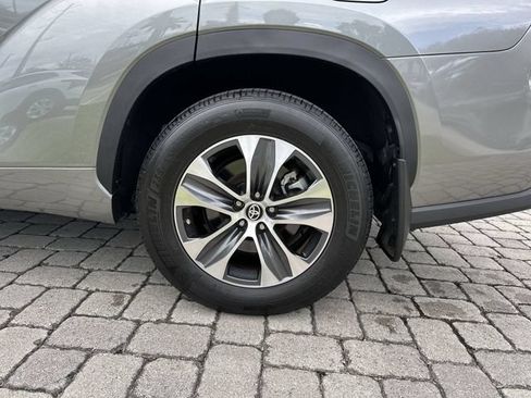 Used 2025 Toyota Highlander XLE FWD image 11