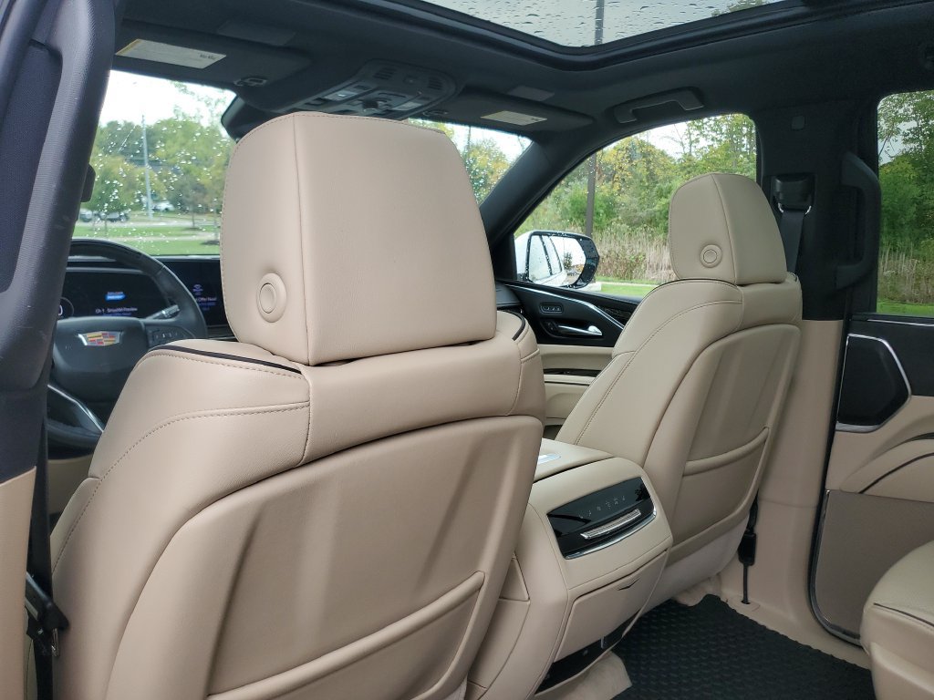 Used 2024 Cadillac Escalade Premium Luxury AWD/4WD image 29