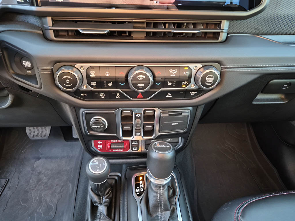 Used 2024 Jeep Gladiator Rubicon w/ Technology Group AWD/4WD image 32