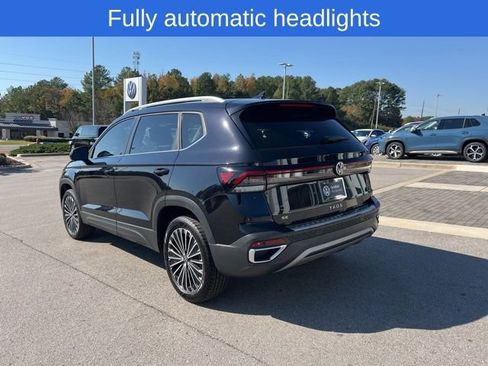 Certified 2025 Volkswagen Taos SE image 9