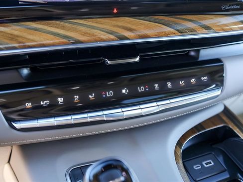 Certified 2024 Cadillac Escalade Premium Luxury Platinum w/ Heavy-Duty Trailer Package image 30