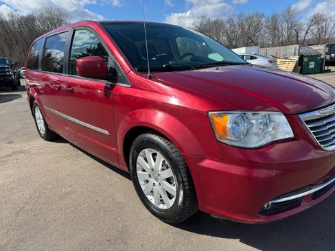 Used 2015 Chrysler Town & Country Touring image 12