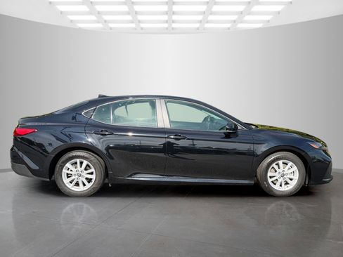 Used 2025 Toyota Camry LE image 6