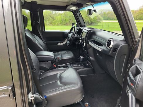 Used 2014 Jeep Wrangler Unlimited Sahara w/ Dual Top Group AWD/4WD image 12