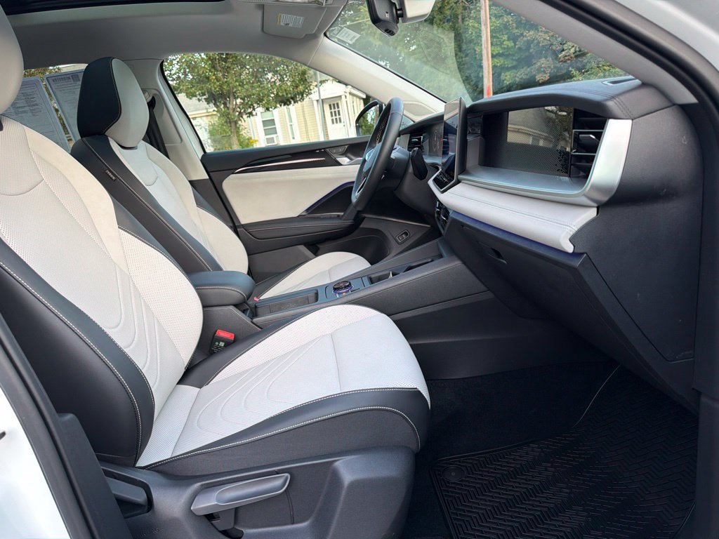 Used 2025 Volkswagen Tiguan SE w/ Panoramic Sunroof Package AWD/4WD image 29