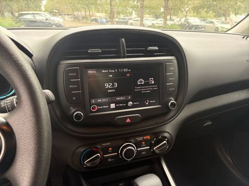Used 2025 Kia Soul LX w/ LX Technology Package FWD image 19