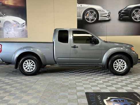 Used 2018 Nissan Frontier SV RWD image 3