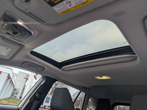 Used 2022 Toyota Corolla Cross LE image 27