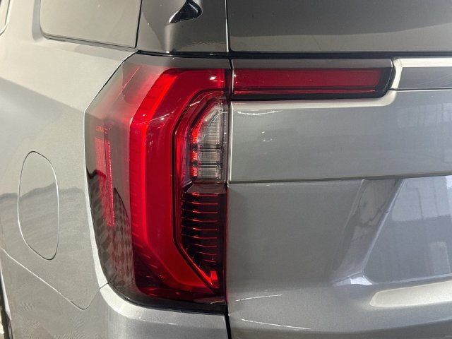 Used 2025 GMC Yukon Denali RWD image 35