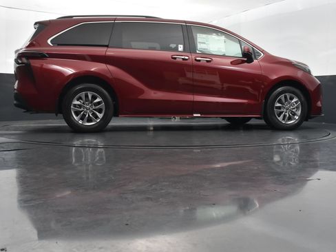 Used 2026 Toyota Sienna XLE FWD image 40