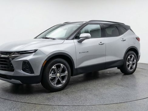 Used 2025 Chevrolet Blazer LT FWD image 3