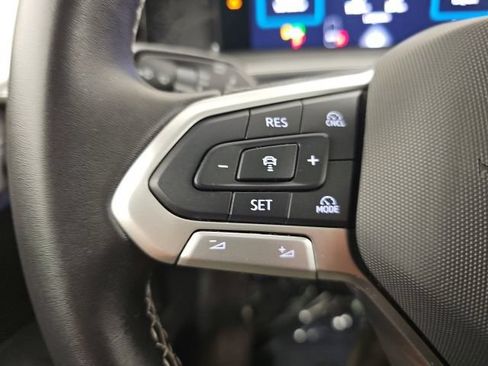Used 2025 Volkswagen Tiguan SE w/ Panoramic Sunroof Package AWD/4WD image 18