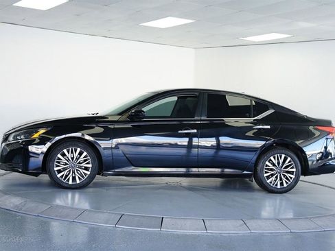 Used 2023 Nissan Altima 2.5 SV FWD image 4