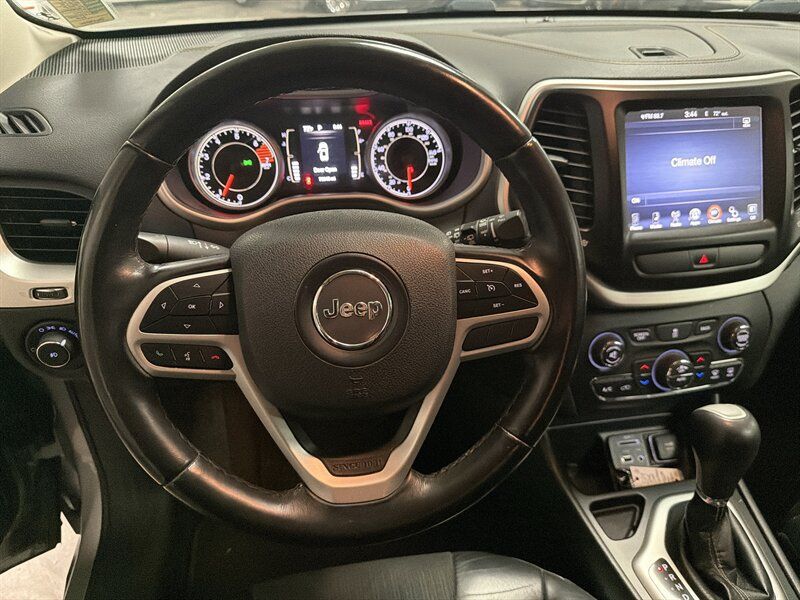 Used 2018 Jeep Cherokee Latitude Plus w/ Comfort/Convenience Group FWD image 23