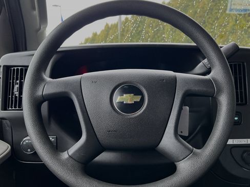 Used 2017 Chevrolet Express 4500 Extended image 18