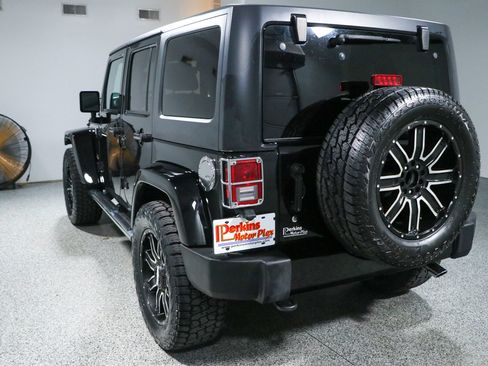 Used 2016 Jeep Wrangler Unlimited Sahara w/ Dual Top Group AWD/4WD image 9