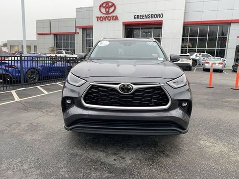 Used 2024 Toyota Highlander XLE image 3