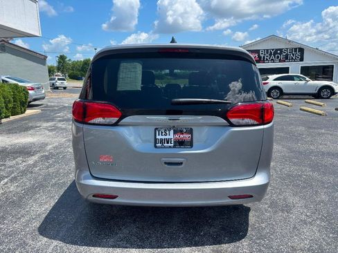 Used 2021 Chrysler Voyager LX FWD image 7