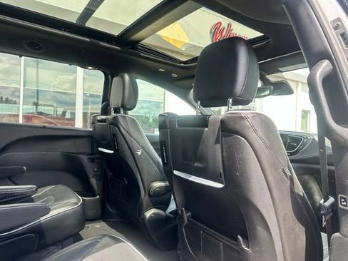 Used 2018 Chrysler Pacifica Limited w/ Advanced Safetytec Group FWD image 18
