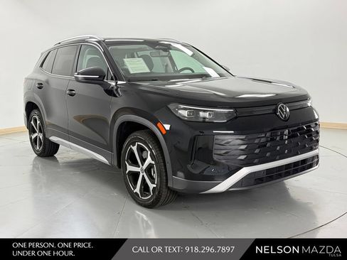 Used 2025 Volkswagen Tiguan SE AWD/4WD image 4
