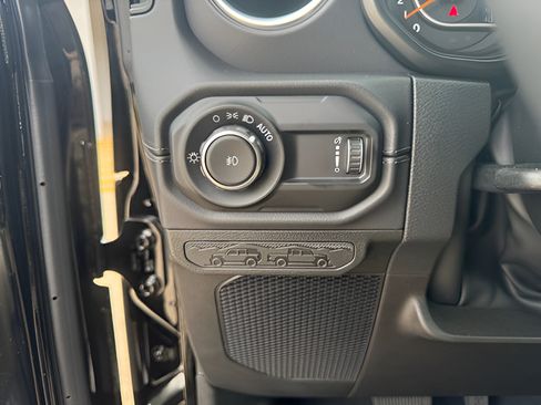 Used 2025 Jeep Wrangler Unlimited Sahara AWD/4WD image 21