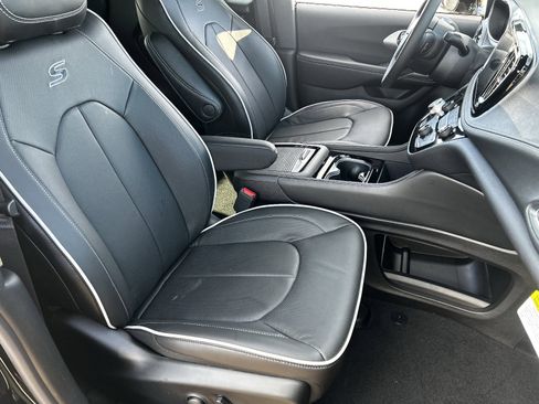 New 2026 Chrysler Pacifica Limited w/ S Appearance Package image 7