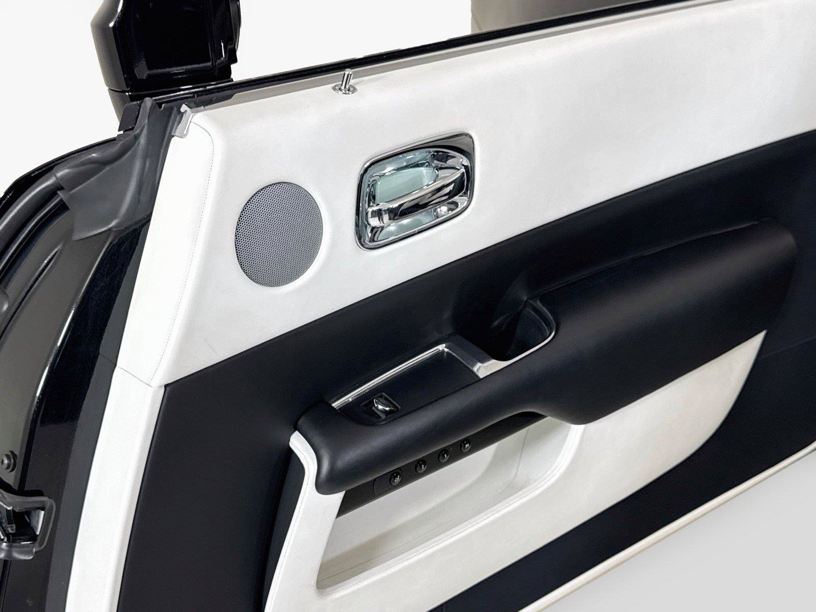 Used 2018 Rolls-Royce Dawn RWD image 25
