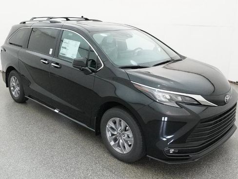 New 2026 Toyota Sienna XLE FWD image 13