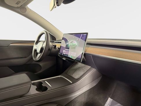 Used 2024 Tesla Model Y Long Range RWD image 25