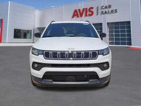 Used 2025 Jeep Compass Latitude AWD/4WD image 2